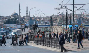 Belebtes Treiben auf der Galata Brücke